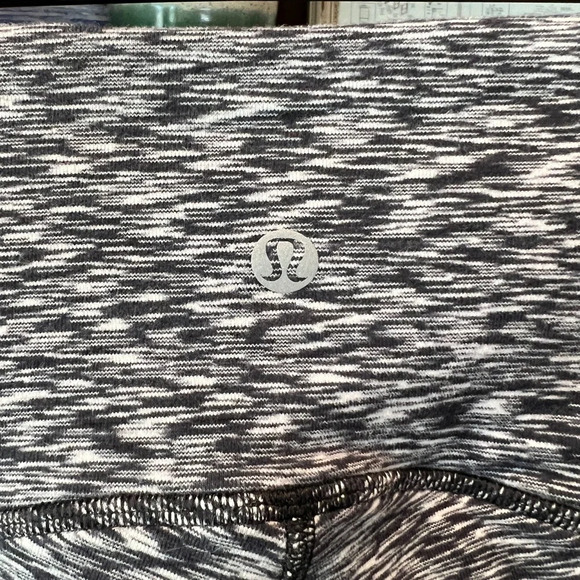 Lululemon women’s ready to rulu ruched tight 28” size 6 - Picture 6 of 11